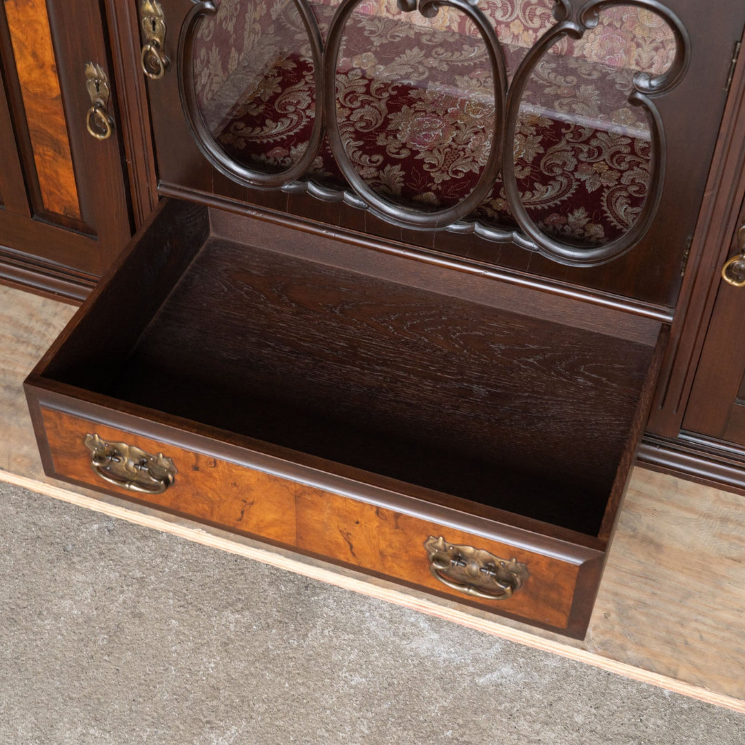 伝統的なカルトューシュやギロッシュなどの装飾が美しい レアモデル ミラーバックサイドボード /25G