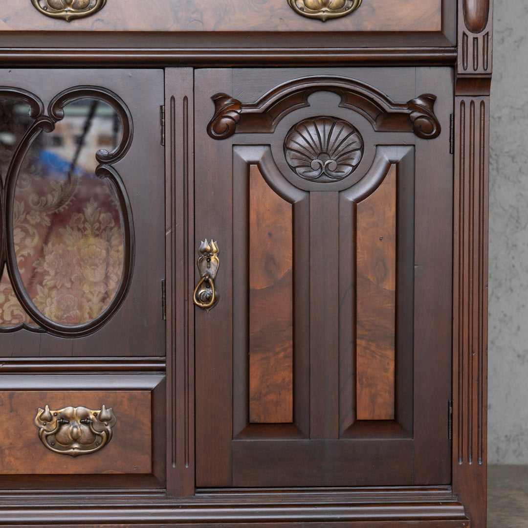 伝統的なカルトューシュやギロッシュなどの装飾が美しい レアモデル ミラーバックサイドボード /25G