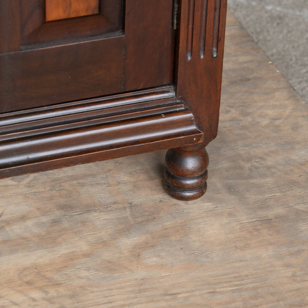 伝統的なカルトューシュやギロッシュなどの装飾が美しい レアモデル ミラーバックサイドボード /25G