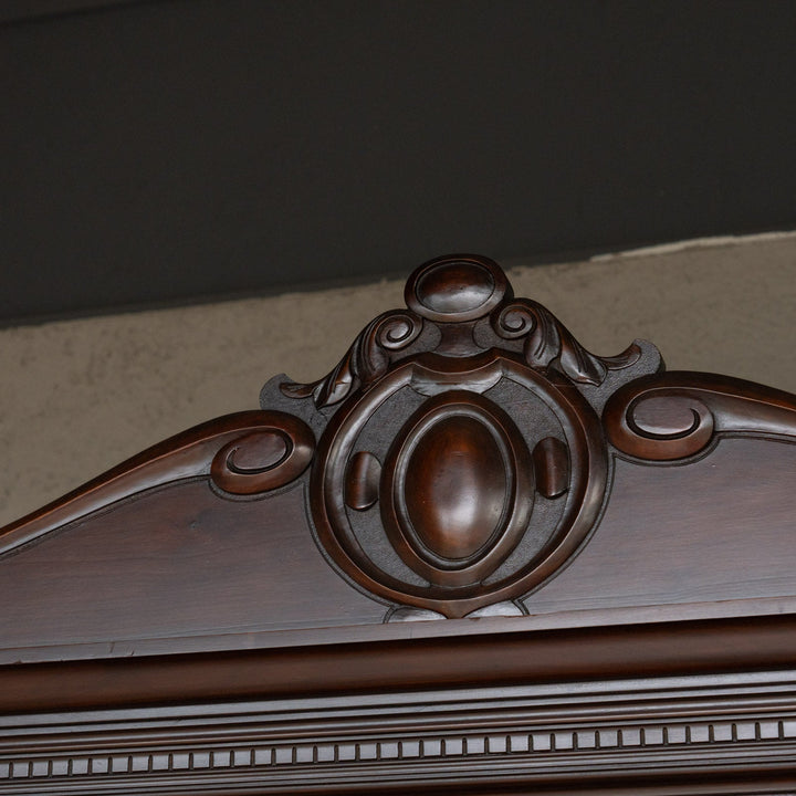 伝統的なカルトューシュやギロッシュなどの装飾が美しい レアモデル ミラーバックサイドボード /25G