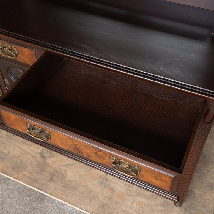 伝統的なカルトューシュやギロッシュなどの装飾が美しい レアモデル ミラーバックサイドボード /25G