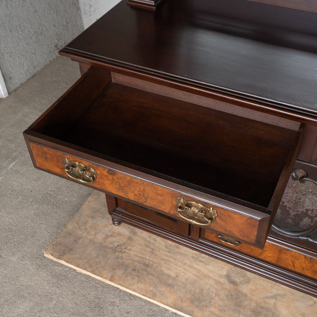 伝統的なカルトューシュやギロッシュなどの装飾が美しい レアモデル ミラーバックサイドボード /25G