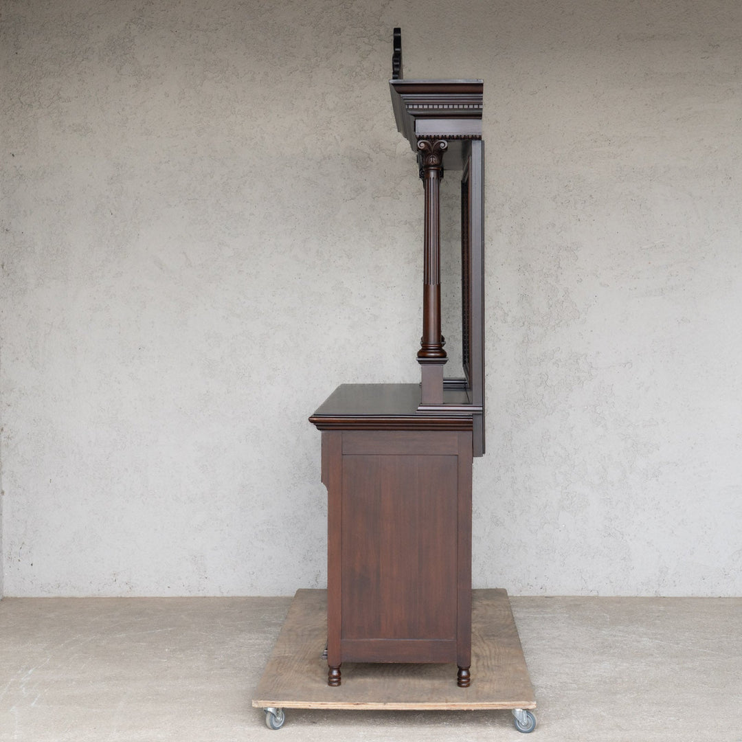 伝統的なカルトューシュやギロッシュなどの装飾が美しい レアモデル ミラーバックサイドボード /25G