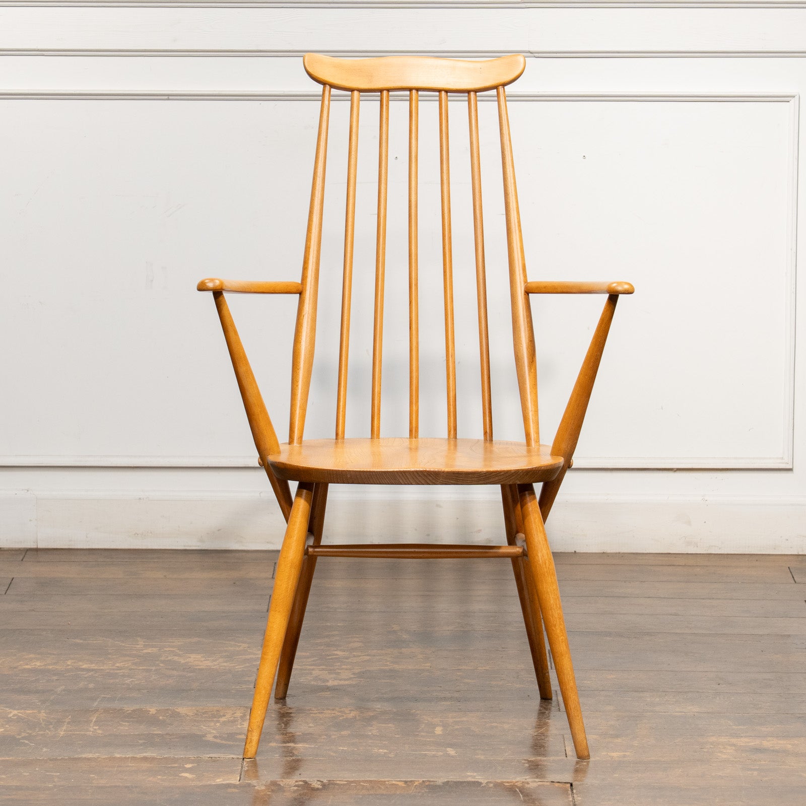 ercol アーコール　スピンドルバックデザイン アームチェア クッション付き 英国【ERCOL アーコール】スラッとしたハイバックが特徴的 ウィンザー