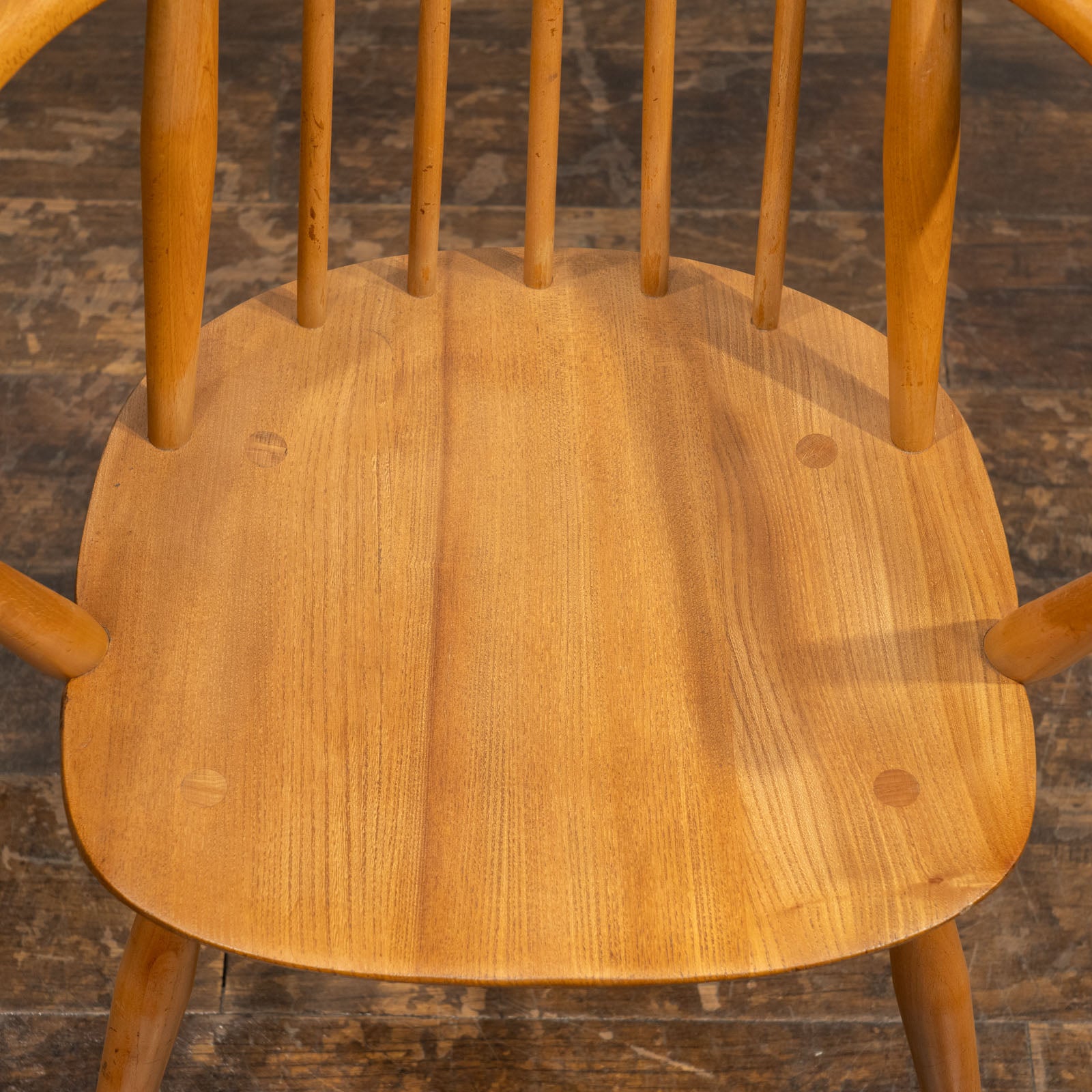 英国【ERCOL アーコール】スラッとしたハイバックが特徴的 ウィンザー