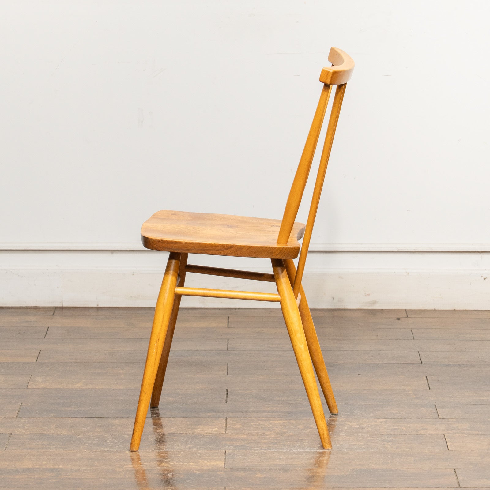 英国【ERCOL アーコール】シンプルで直線的なデザイン ウィンザー