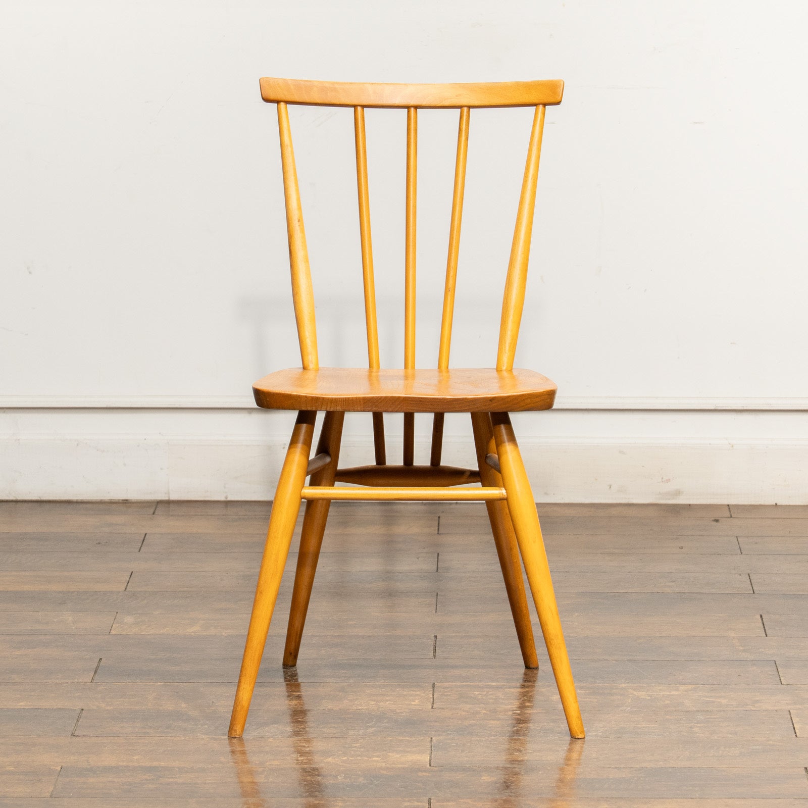 英国【ERCOL アーコール】シンプルで直線的なデザイン ウィンザー