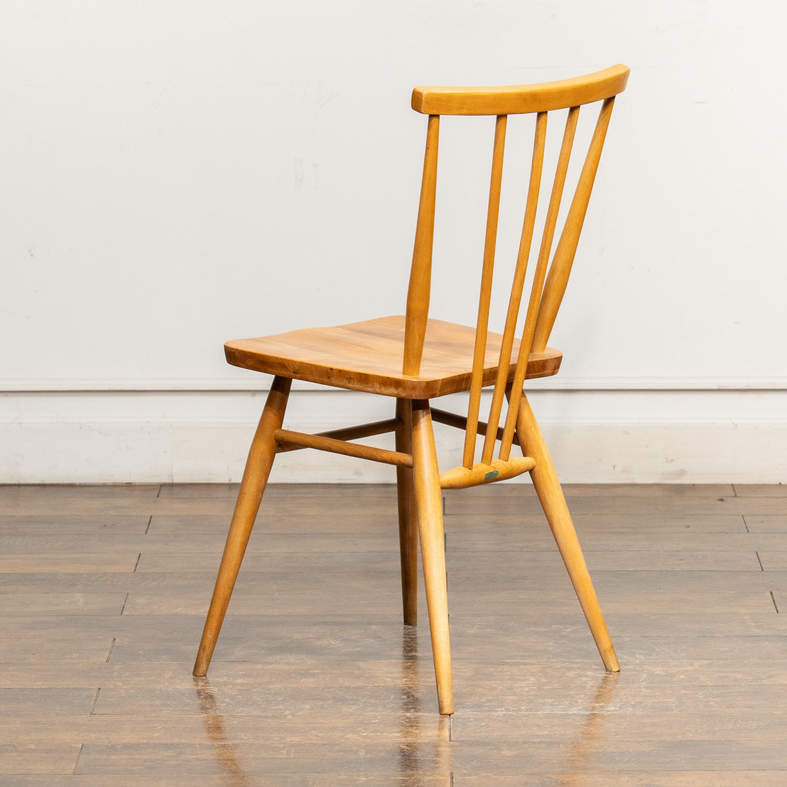 英国【ERCOL アーコール】シンプルで直線的なデザイン ウィンザー