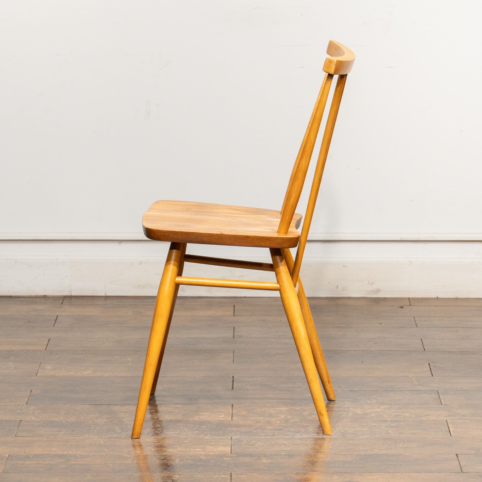 英国【ERCOL アーコール】シンプルで直線的なデザイン ウィンザー