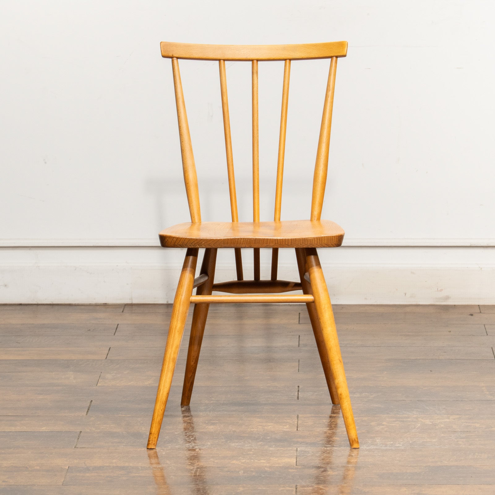 英国【ERCOL アーコール】シンプルで直線的なデザイン ウィンザー