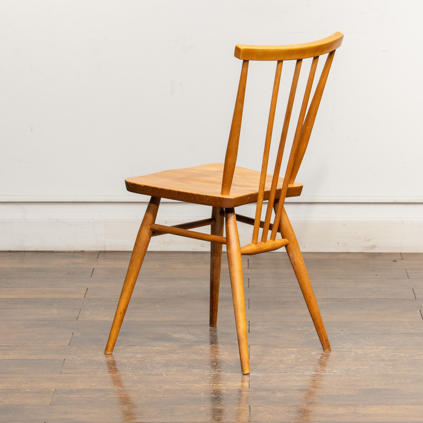 英国【ERCOL アーコール】シンプルで直線的なデザイン ウィンザー