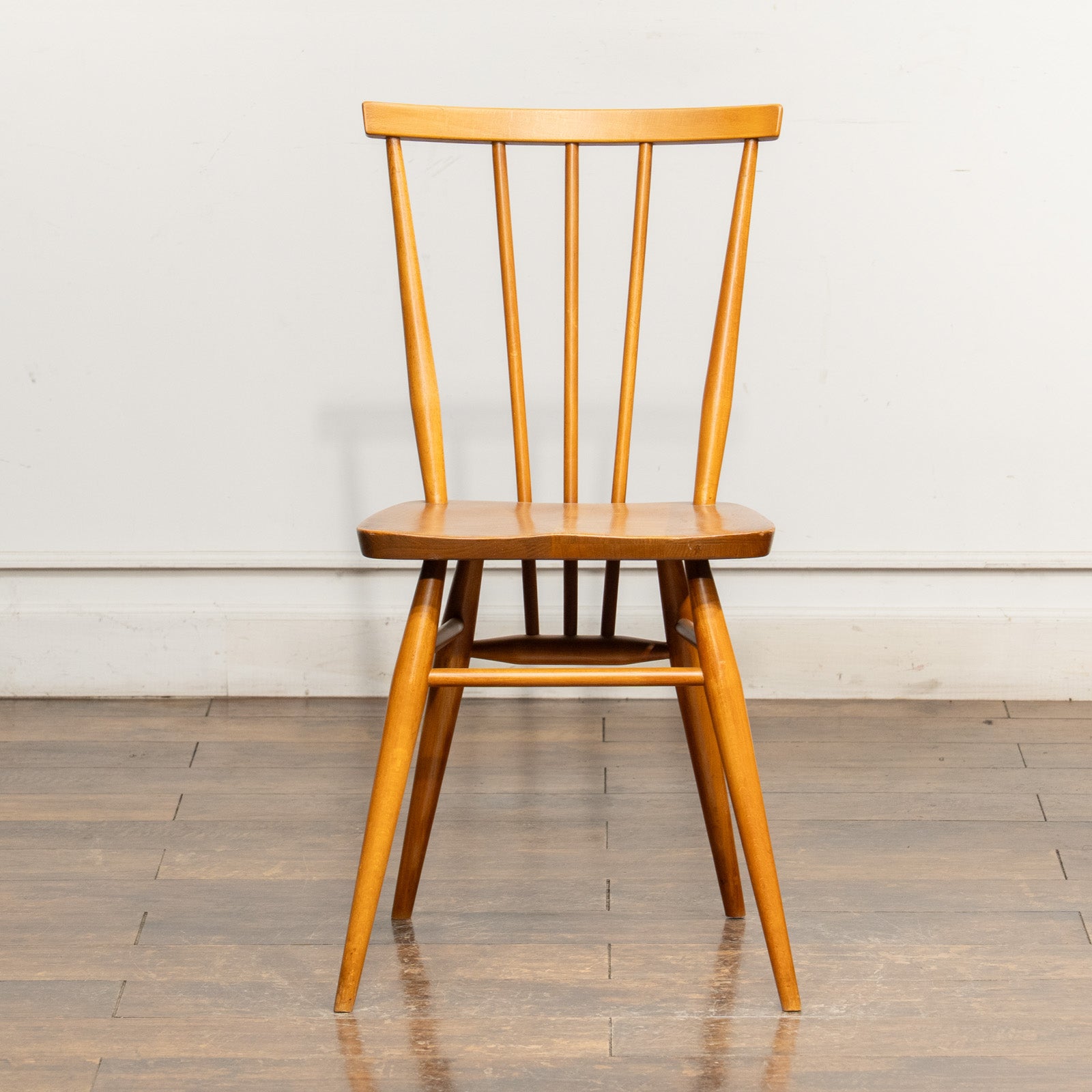 英国【ERCOL アーコール】シンプルで直線的なデザイン ウィンザー