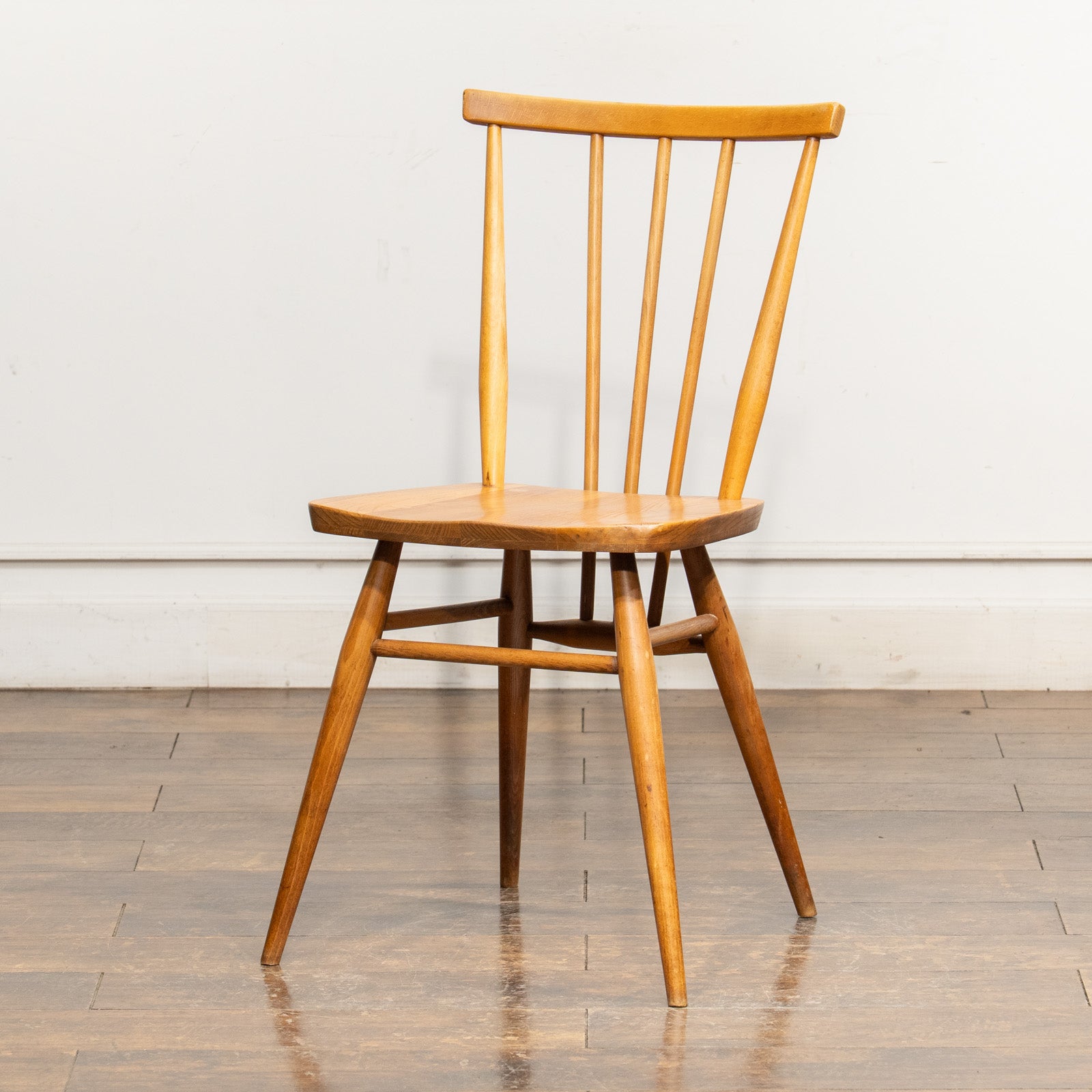 英国【ERCOL アーコール】シンプルで直線的なデザイン ウィンザー