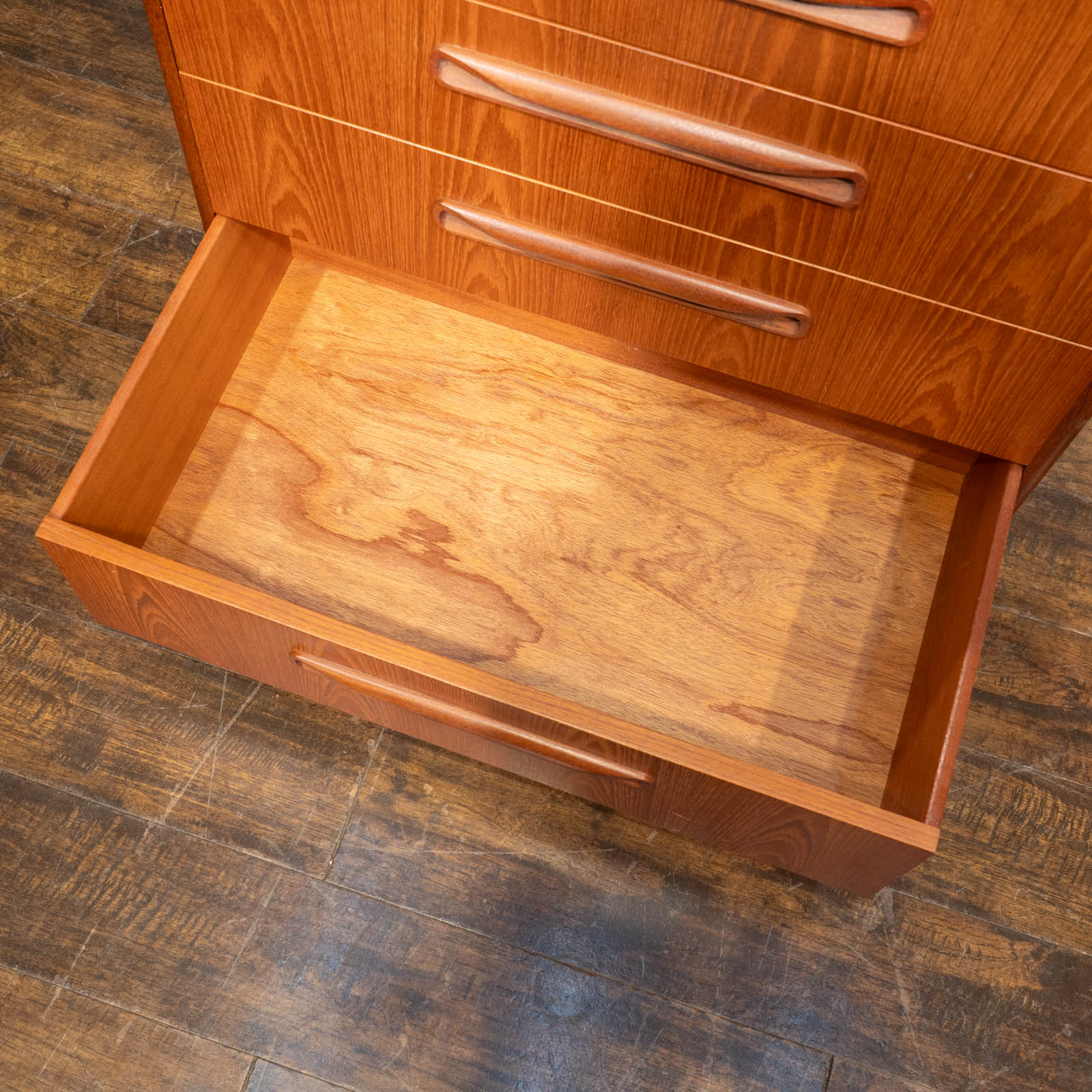 英国【G-PLAN ジープラン Fresco フレスコ】美しい曲線の取っ手が特徴