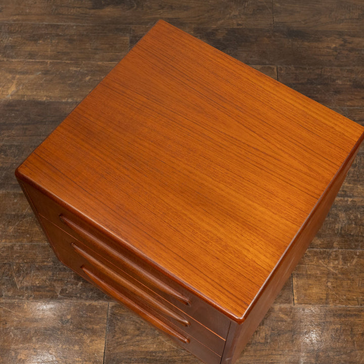 英国【G-PLAN ジープラン Fresco フレスコ】美しい曲線の取っ手が特徴的 3段チェスト /25G