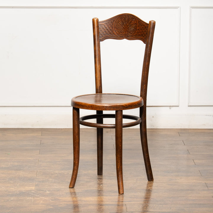 シェルモチーフのエンボス加工が美しい パネルバック ベントウッドチェア /25G-1