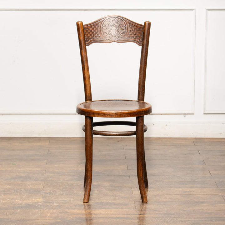 シェルモチーフのエンボス加工が美しい パネルバック ベントウッドチェア /25G-1