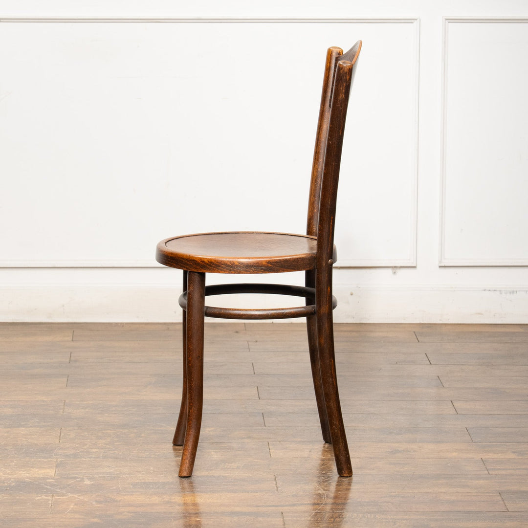 シェルモチーフのエンボス加工が美しい パネルバック ベントウッドチェア /25G-1