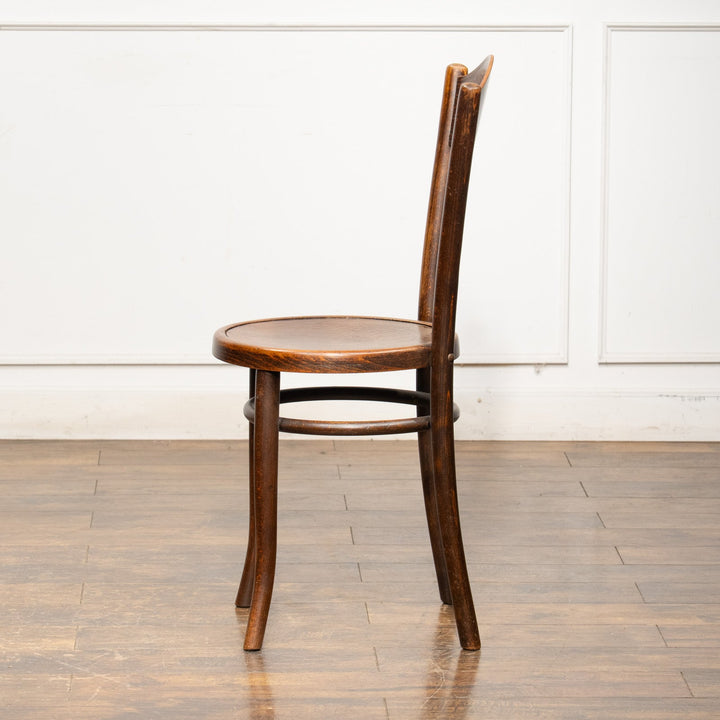 シェルモチーフのエンボス加工が美しい パネルバック ベントウッドチェア /25G-1