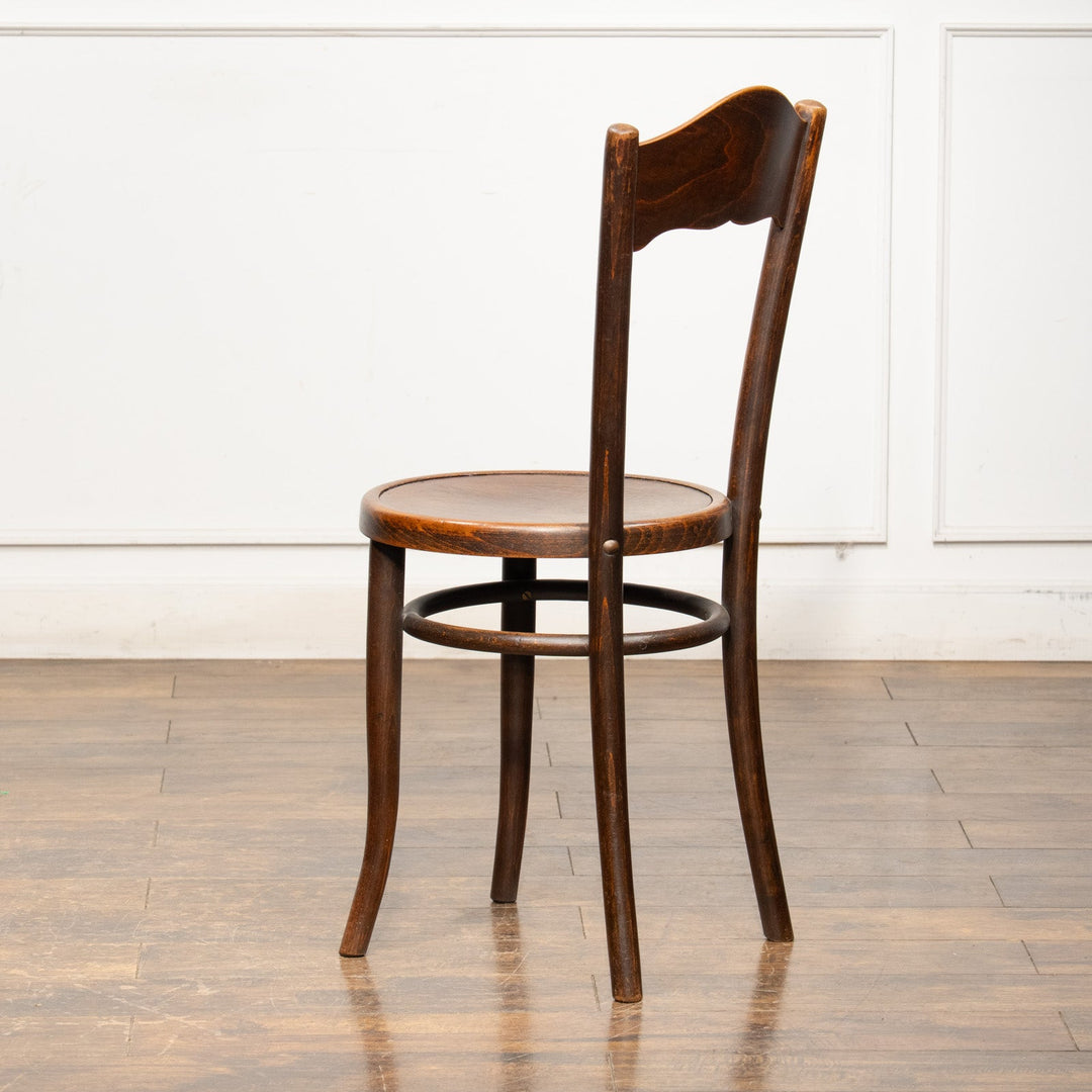 シェルモチーフのエンボス加工が美しい パネルバック ベントウッドチェア /25G-1