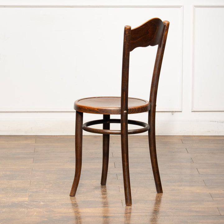 シェルモチーフのエンボス加工が美しい パネルバック ベントウッドチェア /25G-1