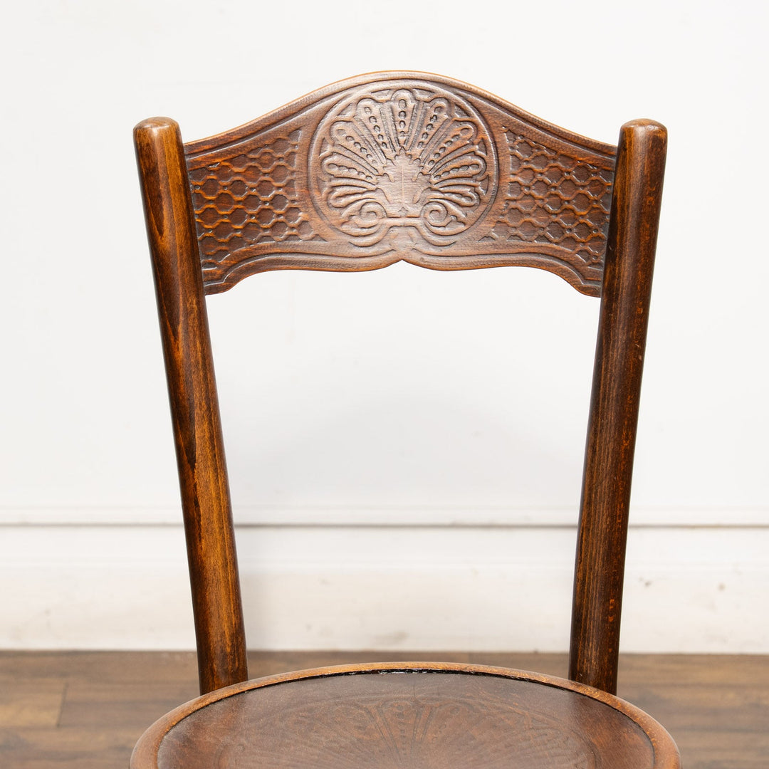 シェルモチーフのエンボス加工が美しい パネルバック ベントウッドチェア /25G-1