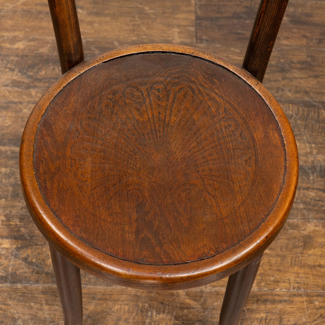 シェルモチーフのエンボス加工が美しい パネルバック ベントウッドチェア /25G-1