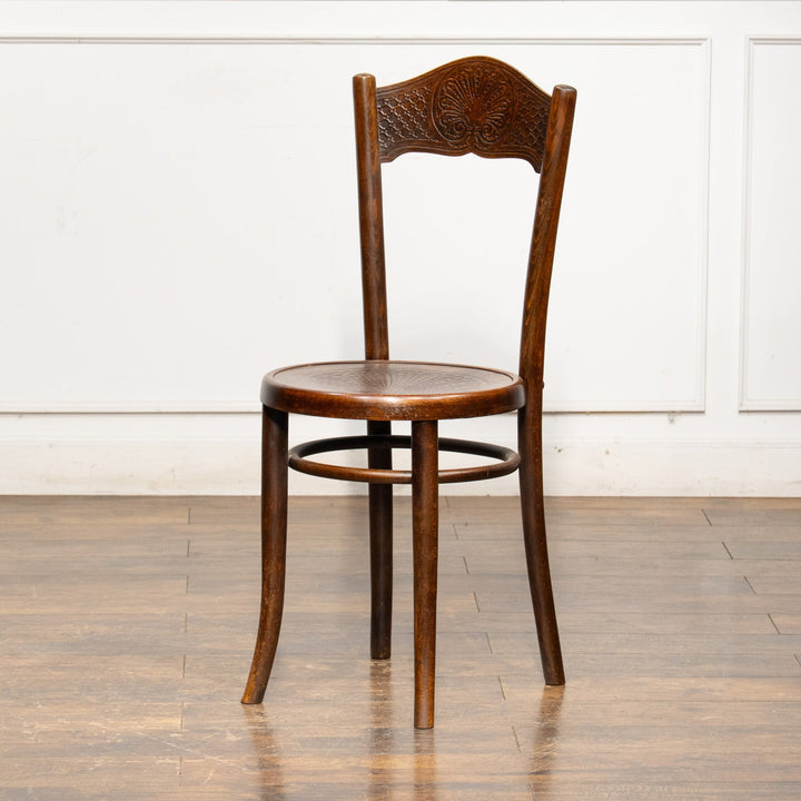 シェルモチーフのエンボス加工が美しい パネルバック ベントウッドチェア /25G-2