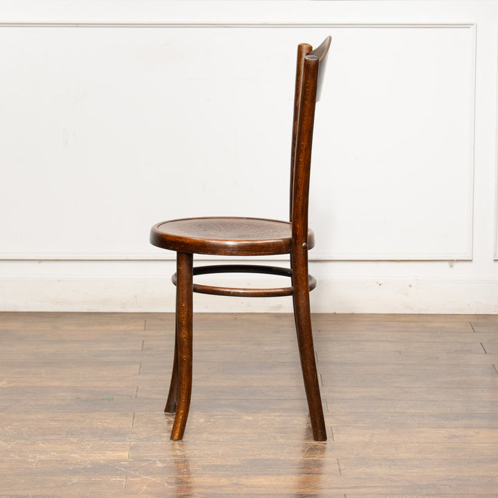 シェルモチーフのエンボス加工が美しい パネルバック ベントウッドチェア /25G-2