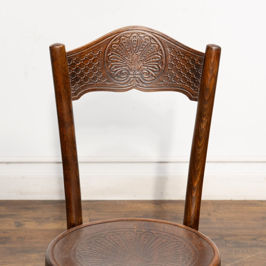 シェルモチーフのエンボス加工が美しい パネルバック ベントウッドチェア /25G-2