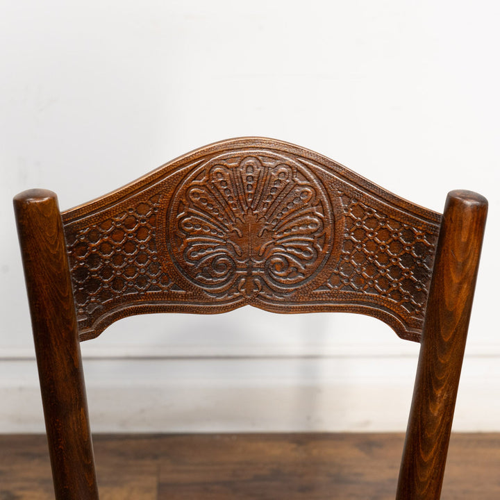 シェルモチーフのエンボス加工が美しい パネルバック ベントウッドチェア /25G-2