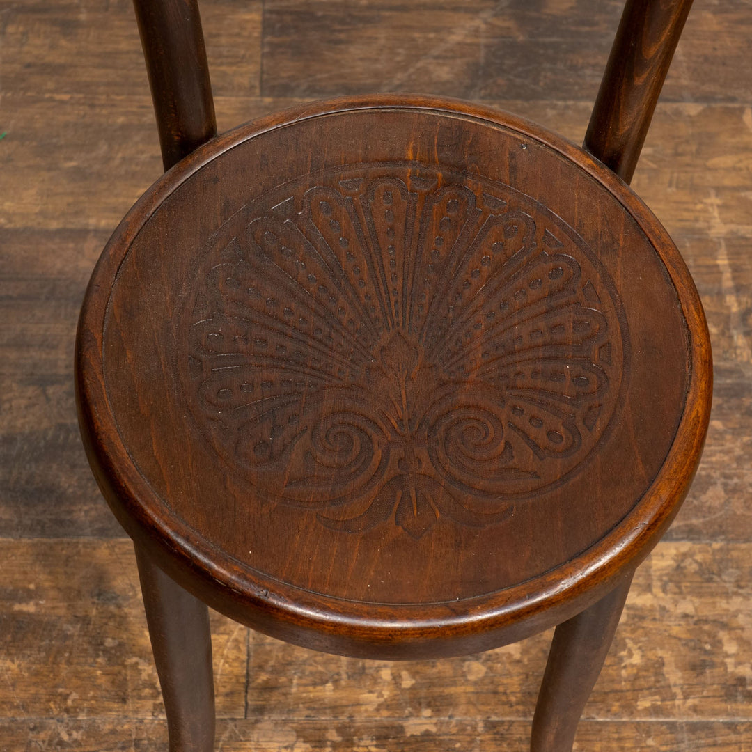 シェルモチーフのエンボス加工が美しい パネルバック ベントウッドチェア /25G-2