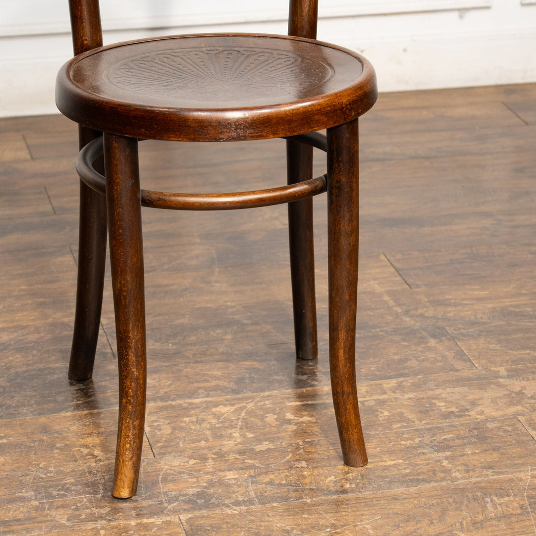 シェルモチーフのエンボス加工が美しい パネルバック ベントウッドチェア /25G-2