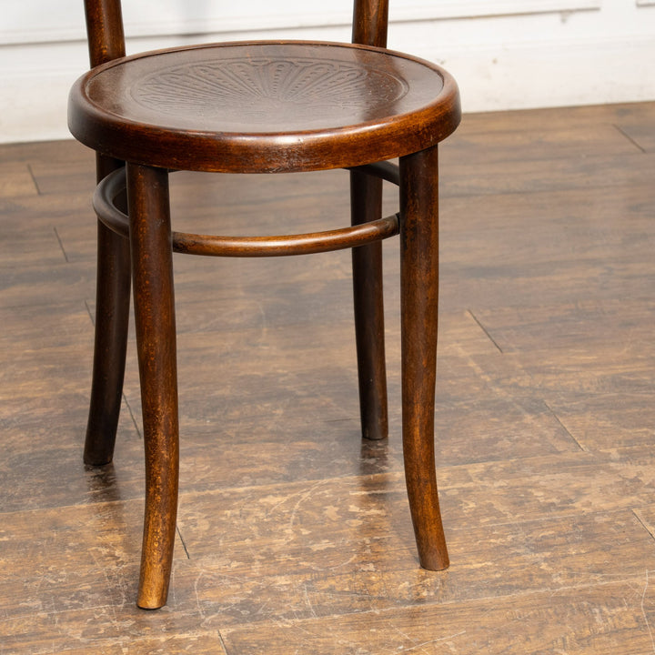 シェルモチーフのエンボス加工が美しい パネルバック ベントウッドチェア /25G-2