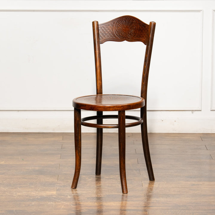 シェルモチーフのエンボス加工が美しい パネルバック ベントウッドチェア /25G-3