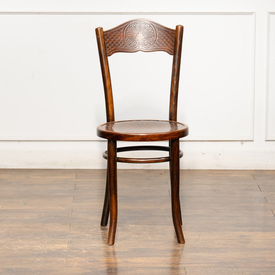 シェルモチーフのエンボス加工が美しい パネルバック ベントウッドチェア /25G-3