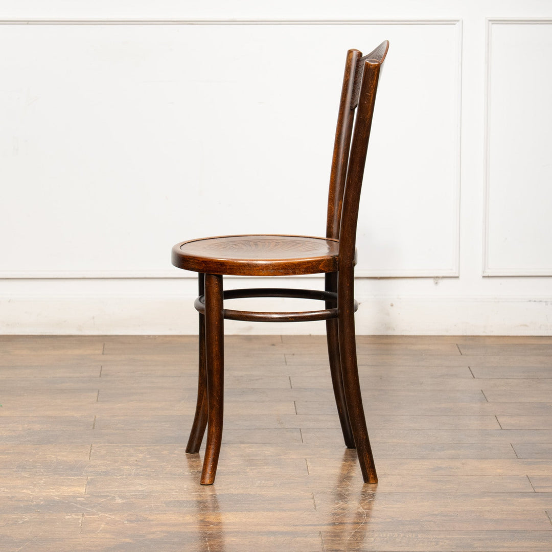 シェルモチーフのエンボス加工が美しい パネルバック ベントウッドチェア /25G-3