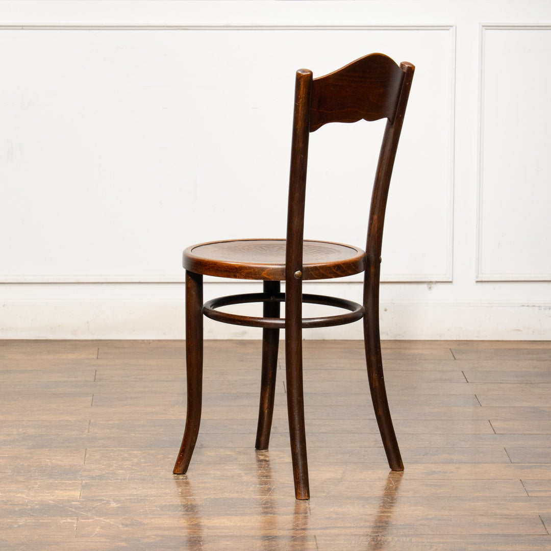 シェルモチーフのエンボス加工が美しい パネルバック ベントウッドチェア /25G-3