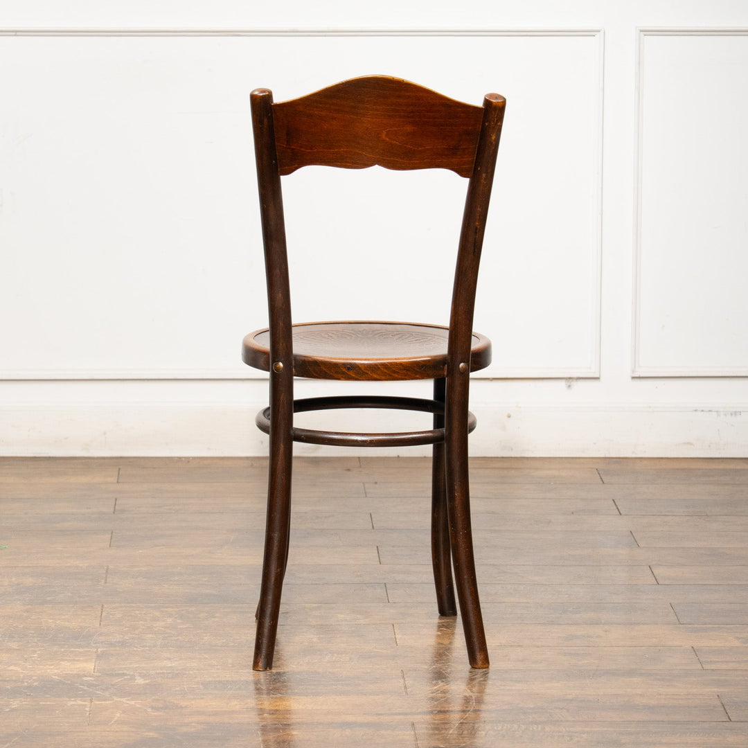 シェルモチーフのエンボス加工が美しい パネルバック ベントウッドチェア /25G-3