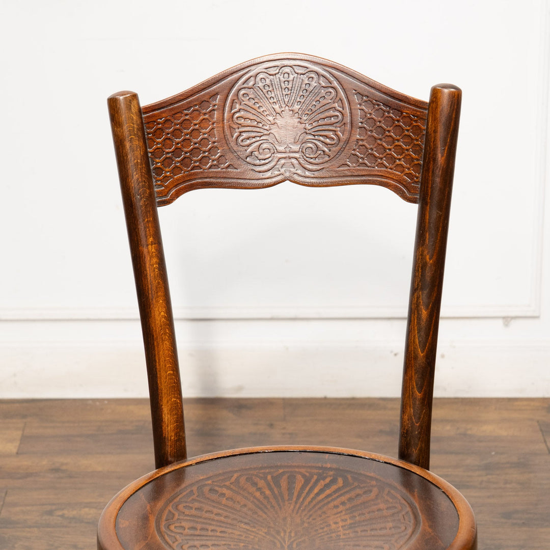 シェルモチーフのエンボス加工が美しい パネルバック ベントウッドチェア /25G-3