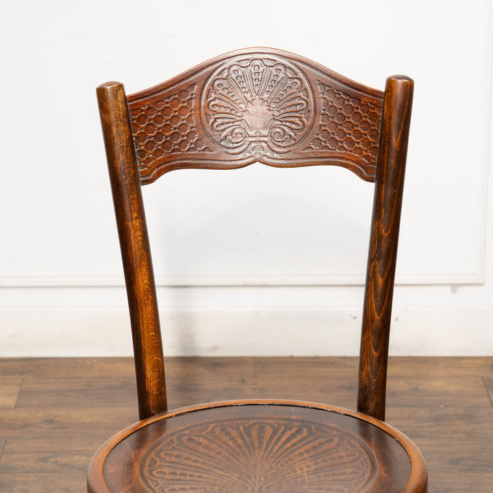 シェルモチーフのエンボス加工が美しい パネルバック ベントウッドチェア /25G-3