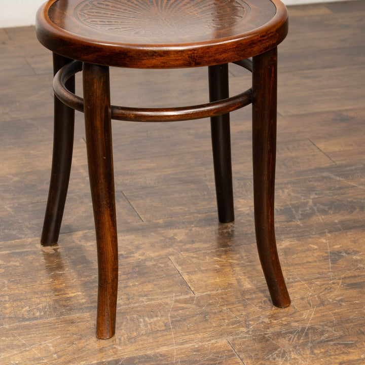 シェルモチーフのエンボス加工が美しい パネルバック ベントウッドチェア /25G-3