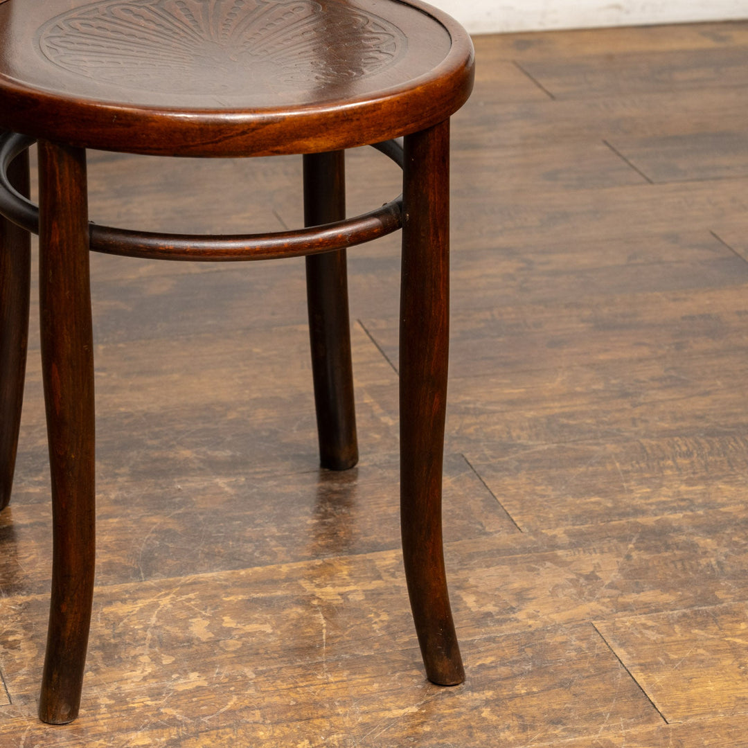 【Mundus ムンダス】シェルモチーフのエンボス加工が美しい パネルバック ベントウッドチェア /25G-4