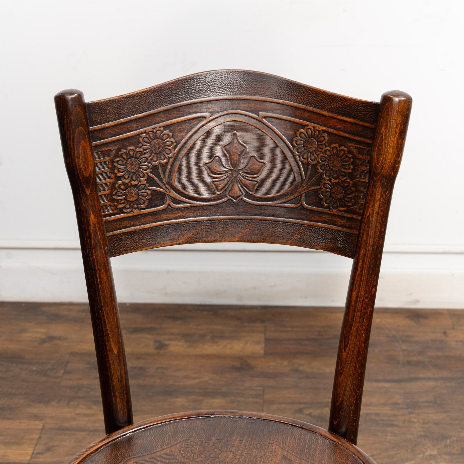 フラワーモチーフのエンボス加工が可愛らしい パネルバック ベント