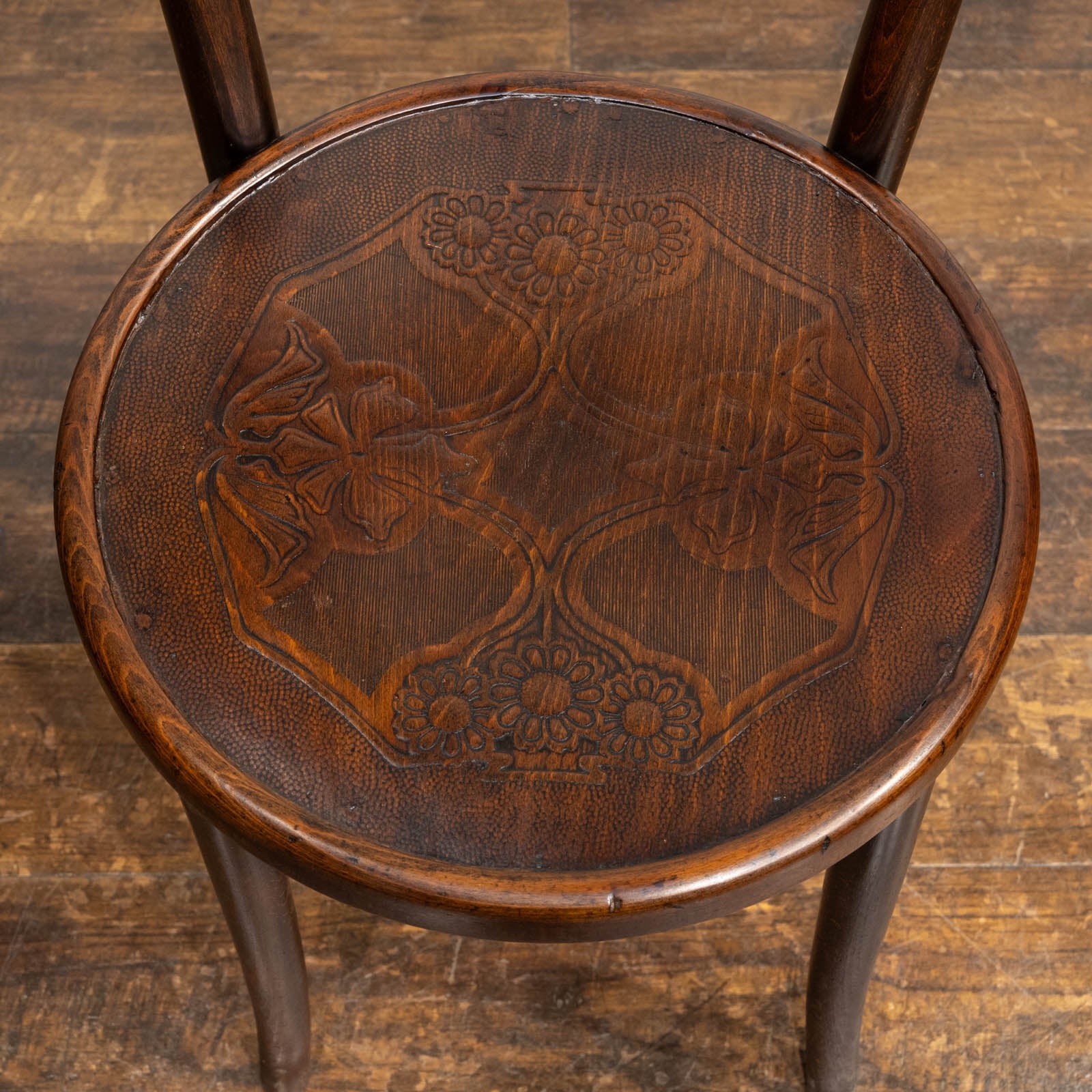 フラワーモチーフのエンボス加工が可愛らしい パネルバック ベント