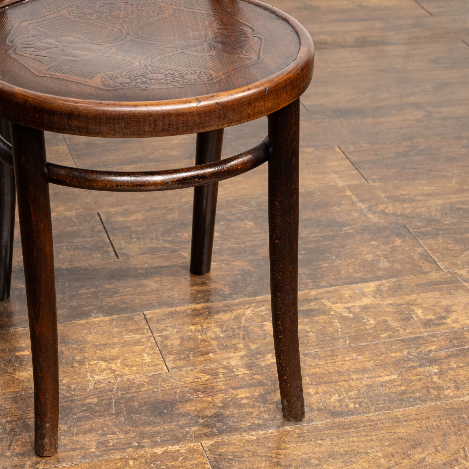 フラワーモチーフのエンボス加工が可愛らしい パネルバック ベント