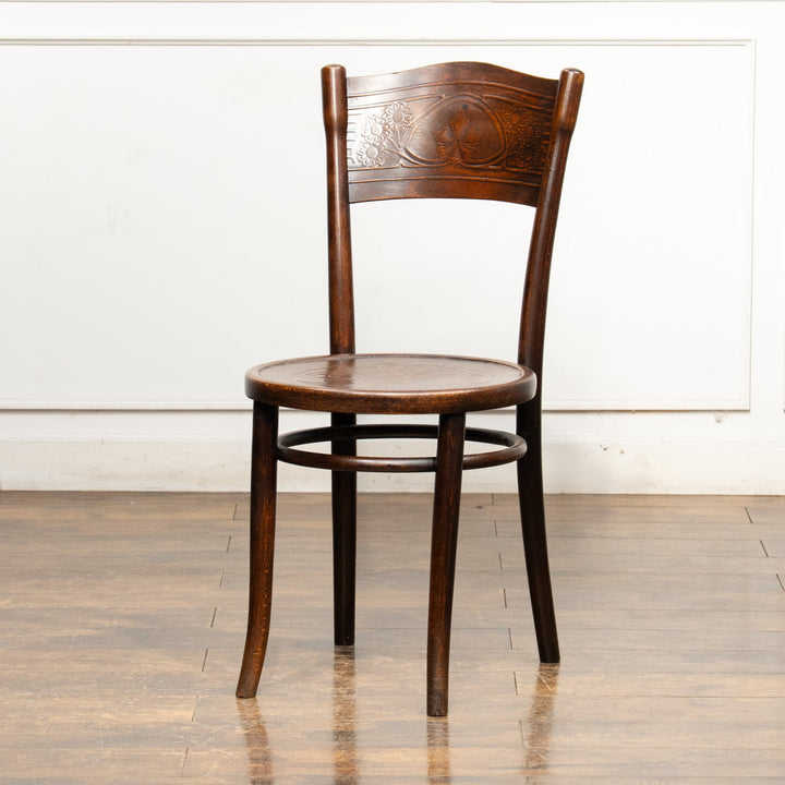 フラワーモチーフのエンボス加工が可愛らしい パネルバック ベントウッドチェア /25G-3