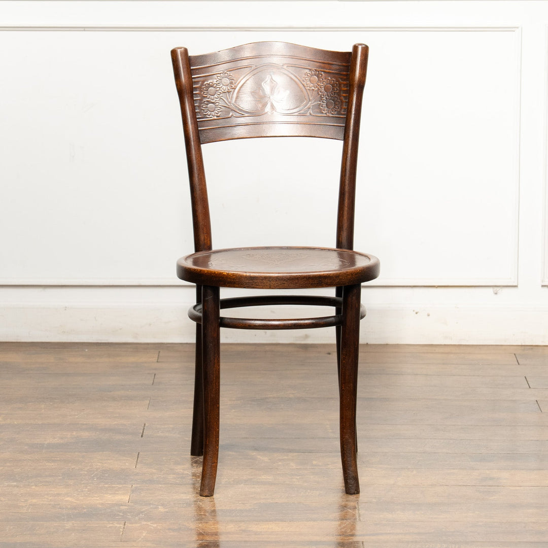 フラワーモチーフのエンボス加工が可愛らしい パネルバック ベントウッドチェア /25G-3