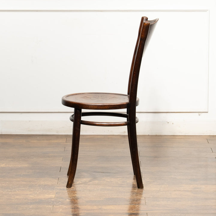 フラワーモチーフのエンボス加工が可愛らしい パネルバック ベントウッドチェア /25G-3