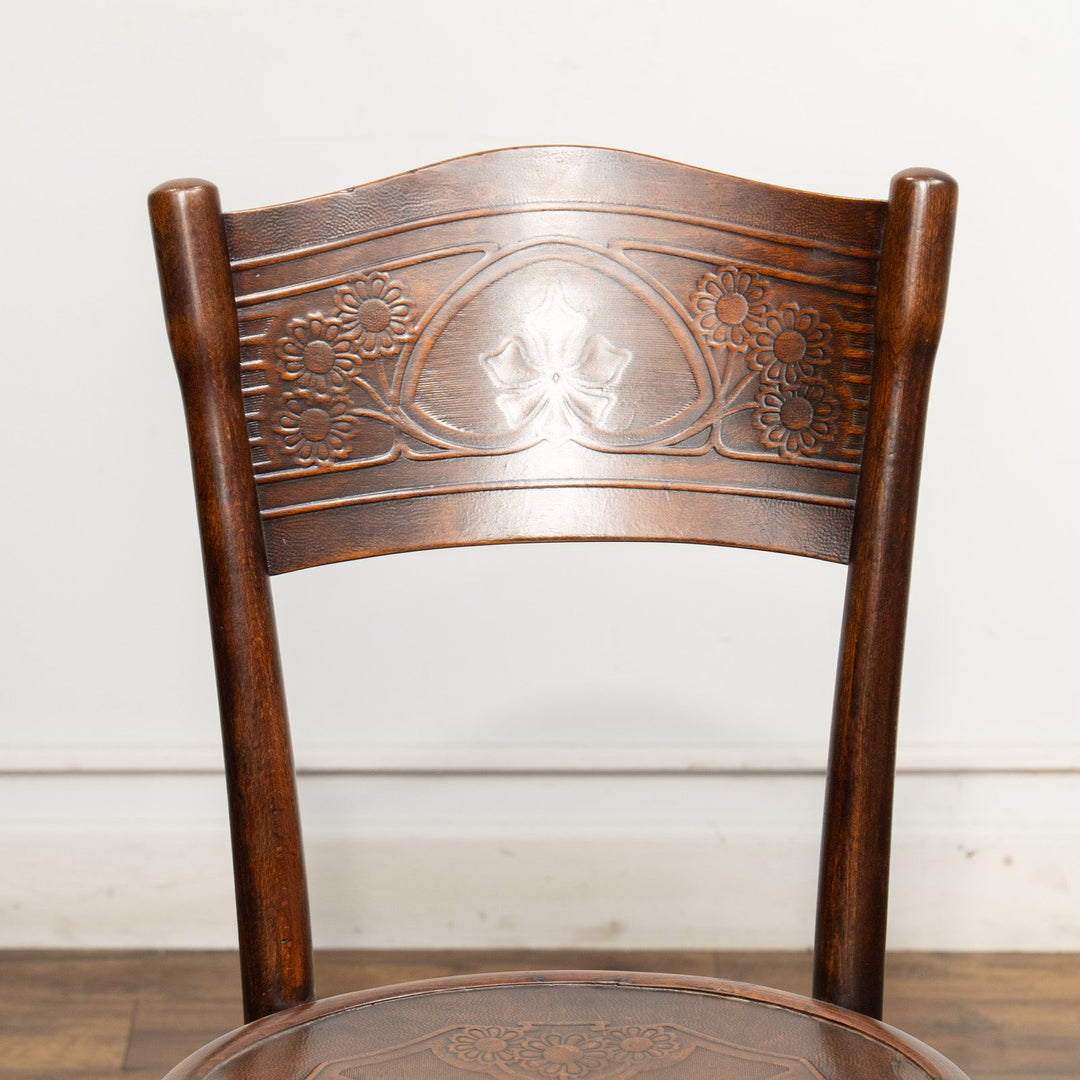 フラワーモチーフのエンボス加工が可愛らしい パネルバック ベントウッドチェア /25G-3